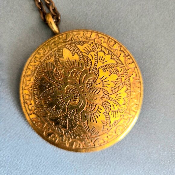 Large round brass pendant with long chain. - Picture 3 of 6